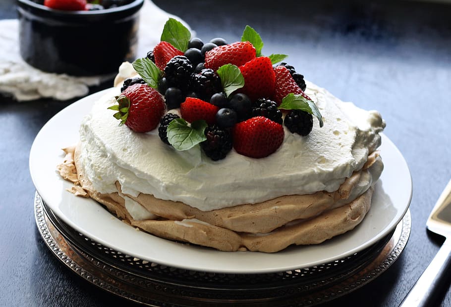 pastry with cream, strawberries, blackberries and blueberries on top, HD wallpaper