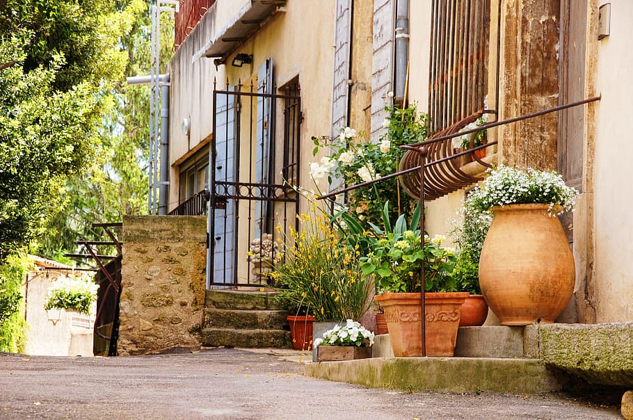 black steel gate and brown clay pots, france, provence, bowever HD wallpaper