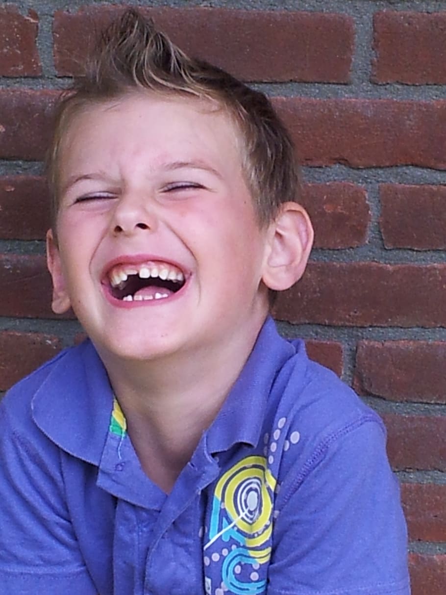 laughing boy while leaning on wall, child, exchange, calf's teeth