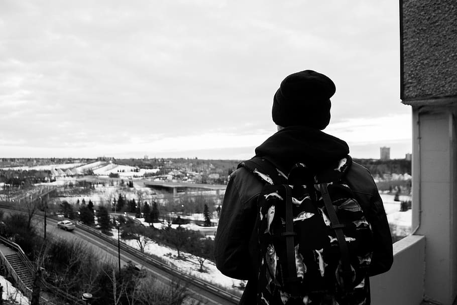 guy, backpack, hat, toque, beanie, city, view, black and white HD wallpaper
