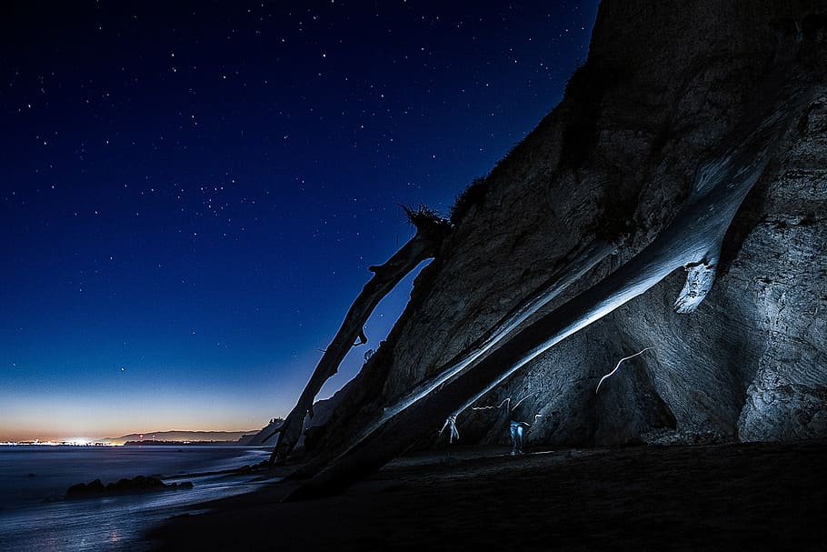 cliff near body of water during night time, stars, flash, coast HD wallpaper