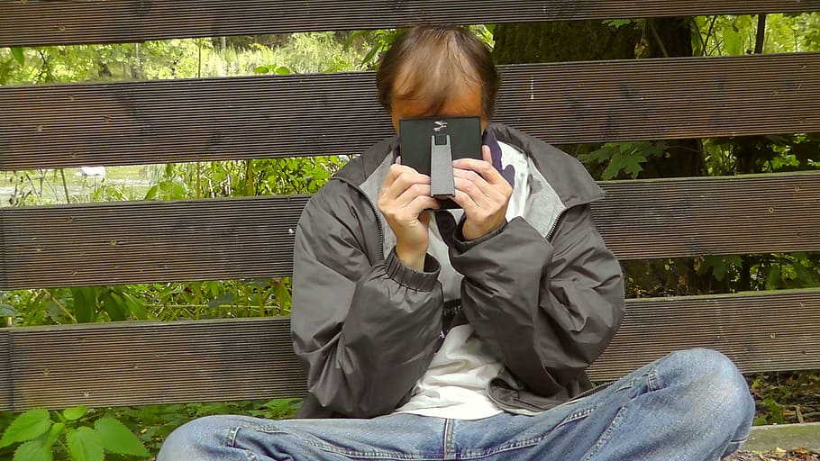 man leaning on brown fence, mourning, sad, tears, cry, howl HD wallpaper