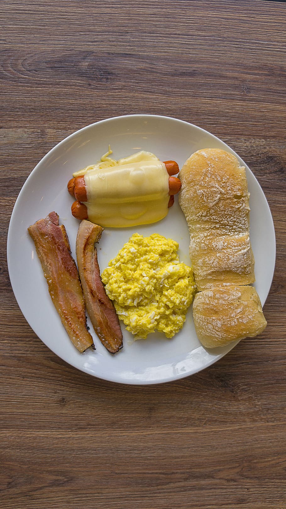 bread, hotdog, scrambled egg, and bacon on plate, bruncha, breakfest HD wallpaper