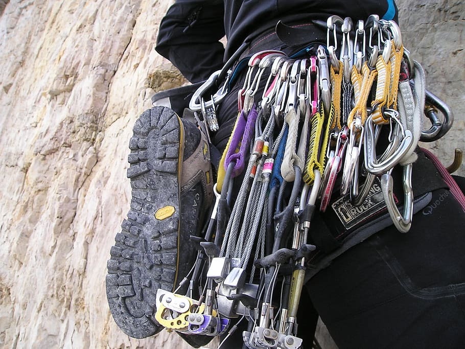 harnesses clipped on person's belt, Chocks, Carbine, Multidimensional HD wallpaper
