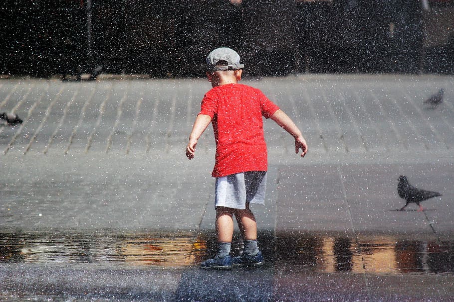 boy standing on floor near the water, child, game, piazza, pigeons HD wallpaper