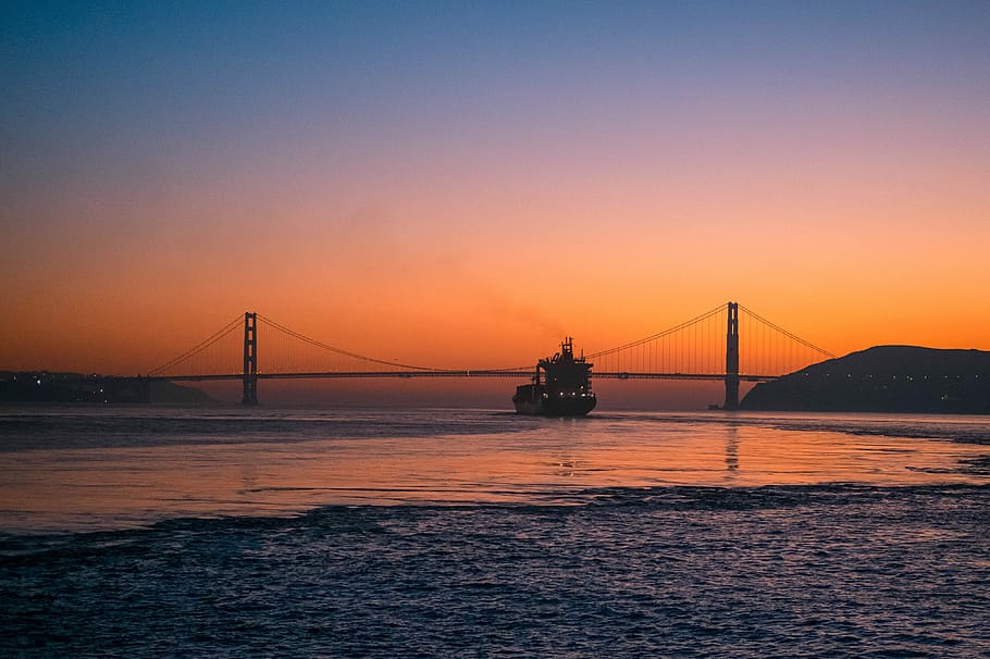 golden state bridge during sunset, black yacht during sunset, HD wallpaper