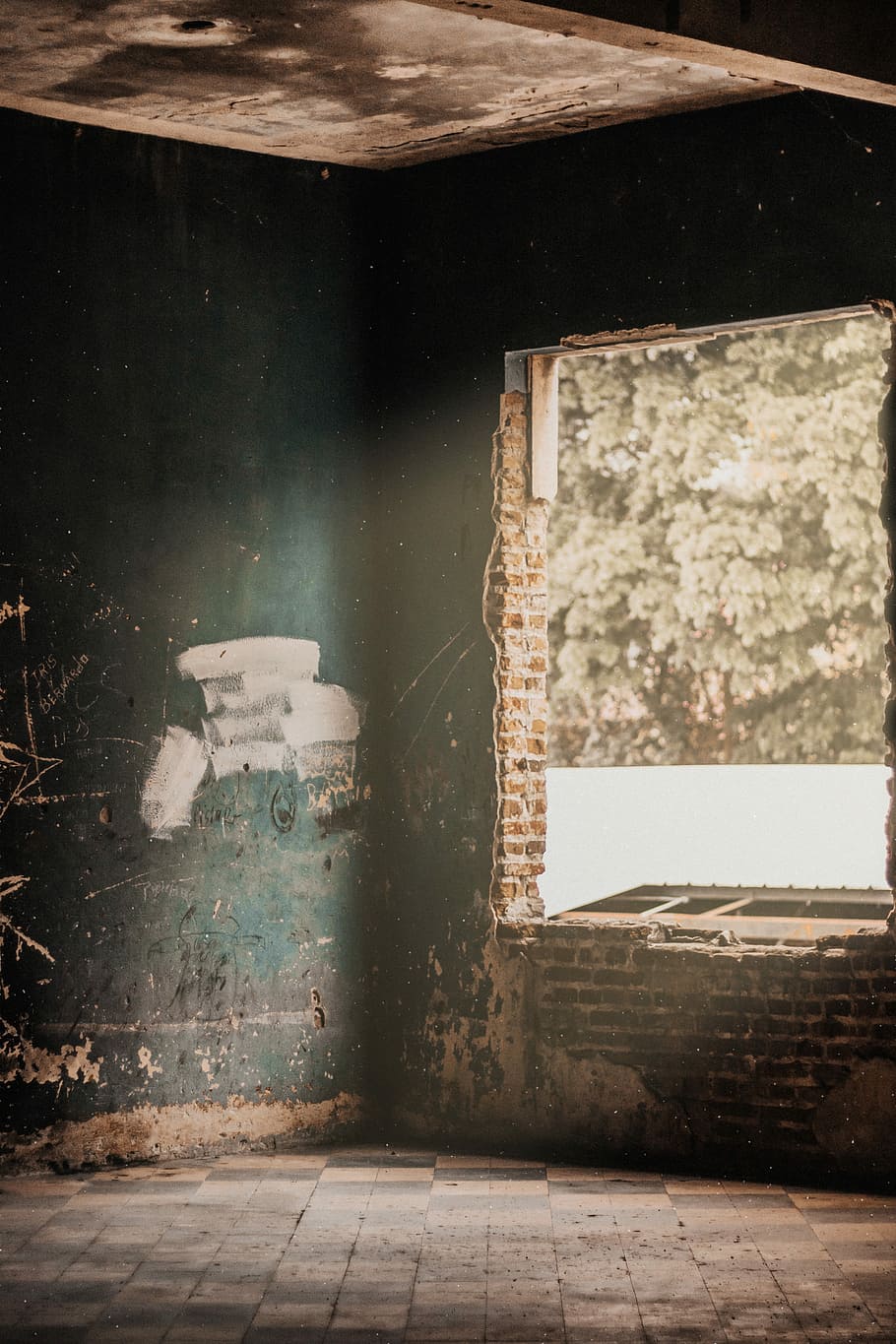 brown concrete brick room during daytime, ruin concrete room HD wallpaper