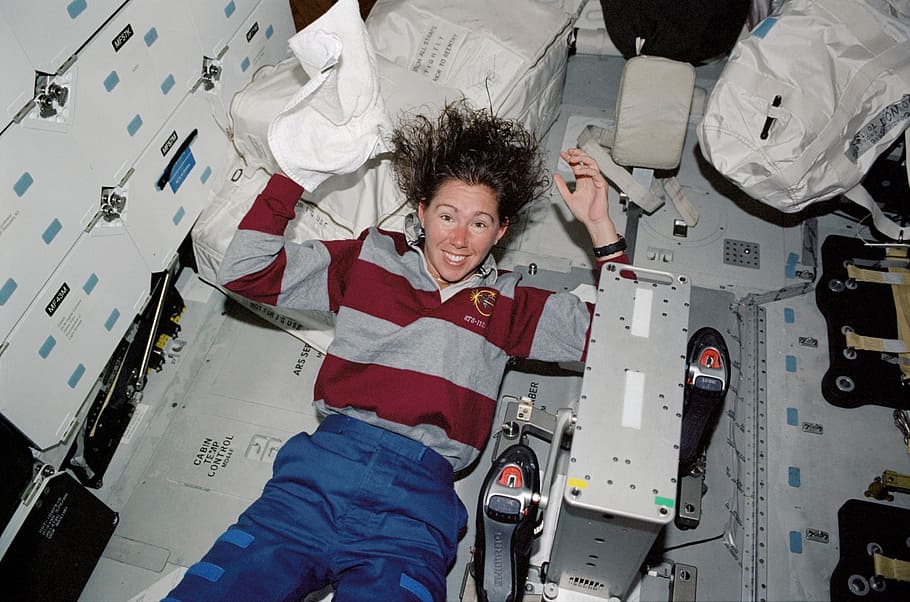 female astronaut washing hair, space, shuttle, atlantis, space shuttle, HD wallpaper