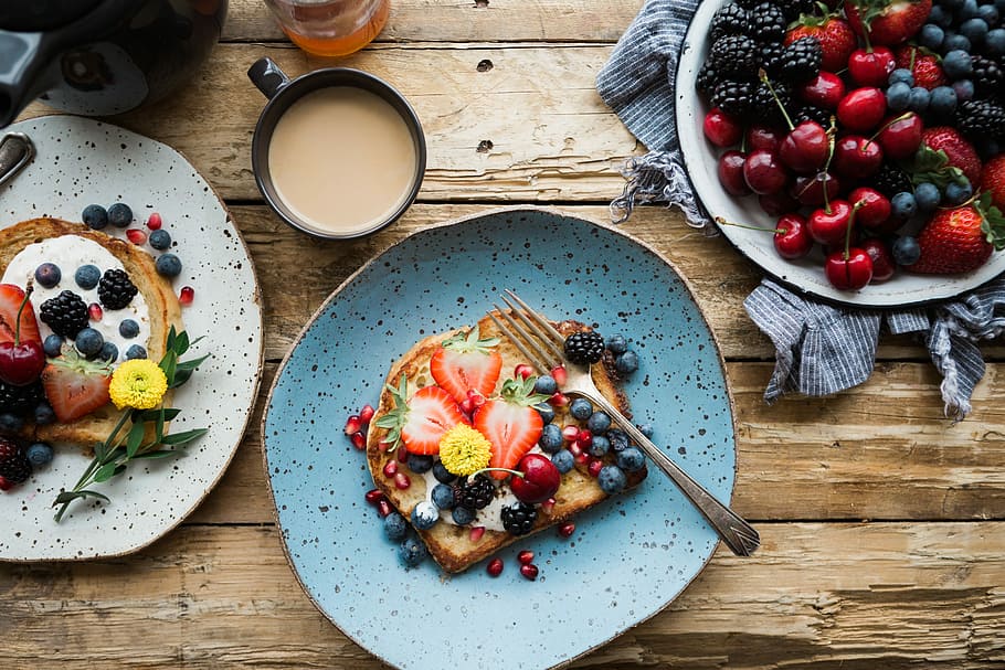 fruit sandwich on a blue ceramic plate, flat lane photography of sliced variety of fruits on round teal plate HD wallpaper
