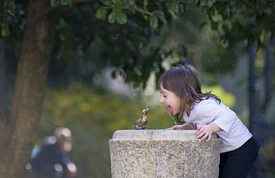 girl's drinking on water fountain, thirsty, childhood, focus on foreground, HD wallpaper