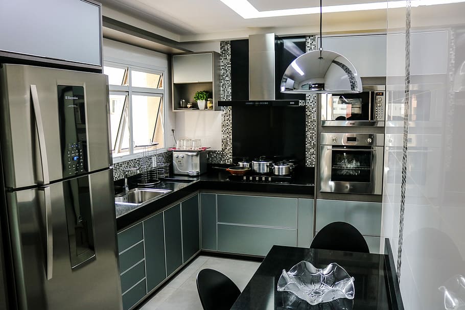 kitchen cupboard and island beside stainless steel refrigerator HD wallpaper