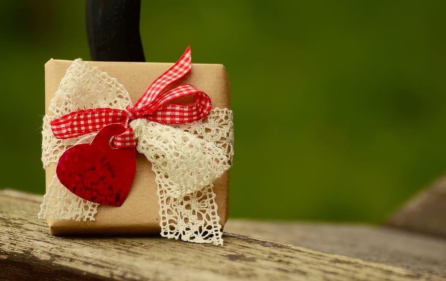 macro shot of brick with ribbon, gift, birthday, loop, heart HD wallpaper