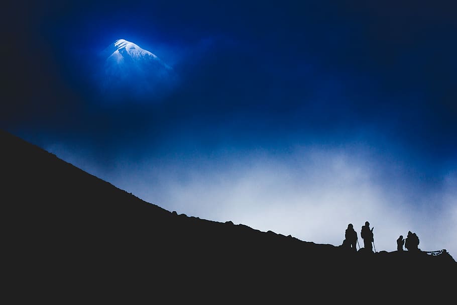 four person standing on cliff silhouette, silhouette of person on mountain HD wallpaper