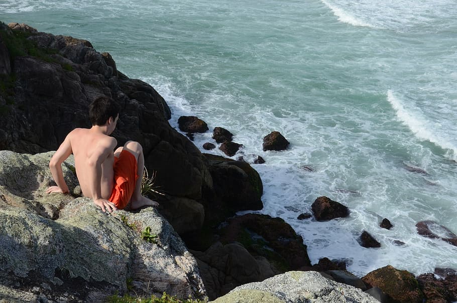 beach, precipice, boy, man, kid, looking down, sol, brazil HD wallpaper