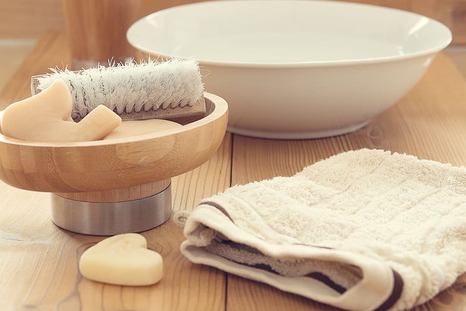 round white ceramic bowl beside beige towel on brown wooden surface, HD wallpaper