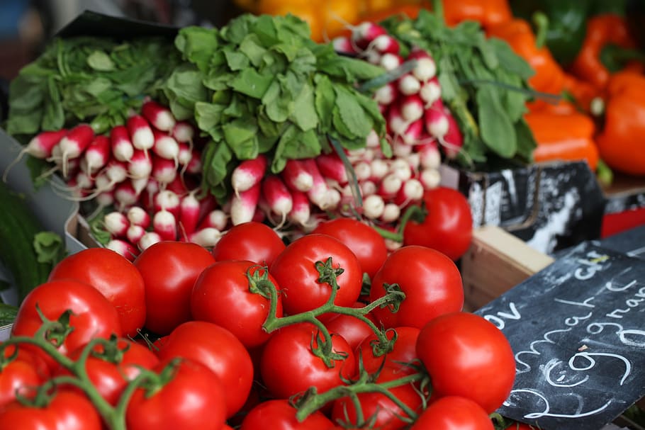 bunch of red tomatoes on top of black surface, red tomatoes with green leaves HD wallpaper
