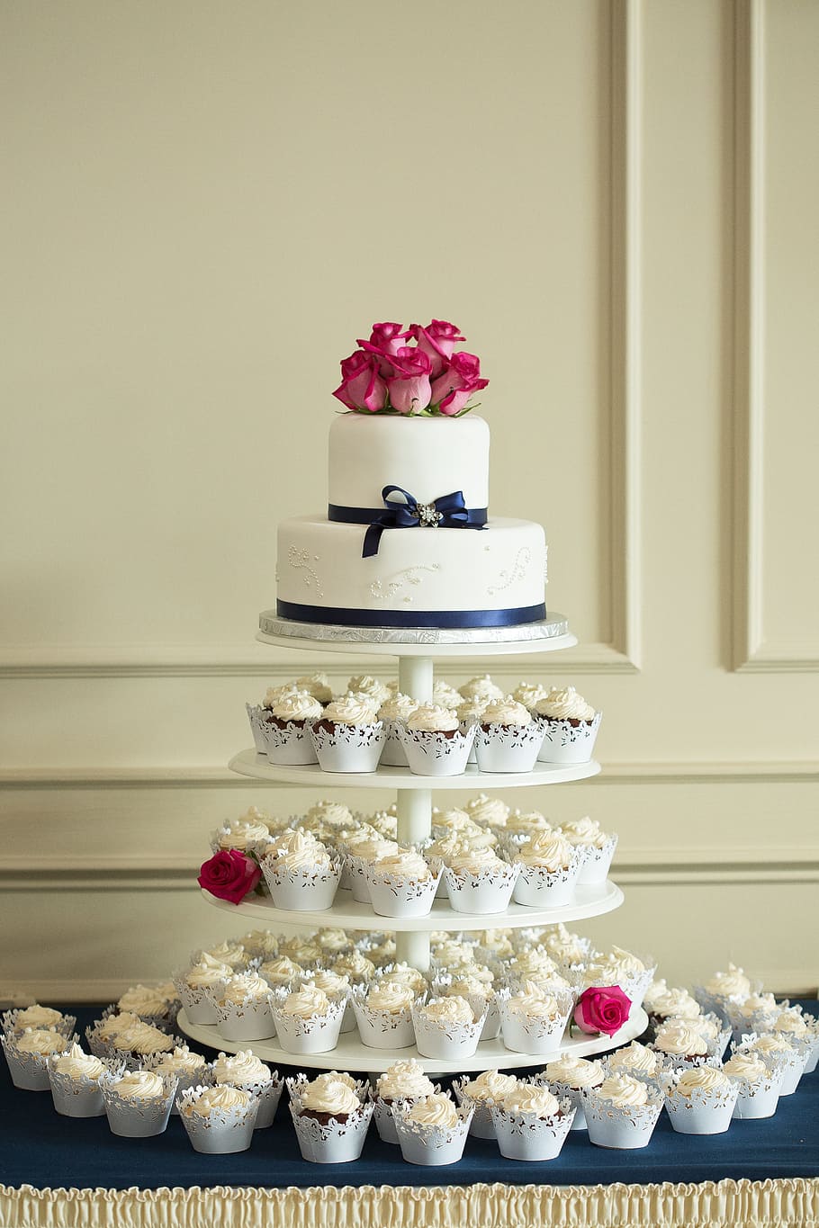 2-tier cake on top of round 4-tier cupcake rack with cupcakes, HD wallpaper