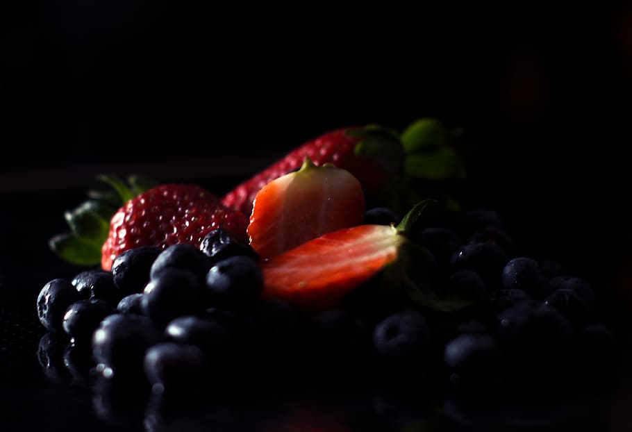 Blueberries and strawberries, berry, blueberry, dark, strawberry, HD wallpaper
