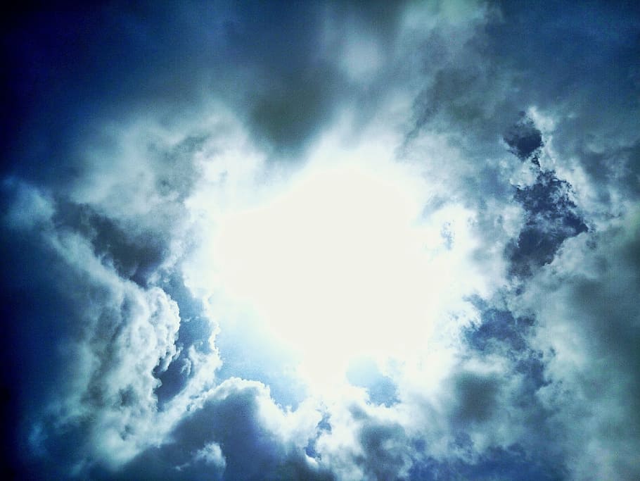 center light with gray clouds surrounded, sky, sunlight, cloudy HD wallpaper