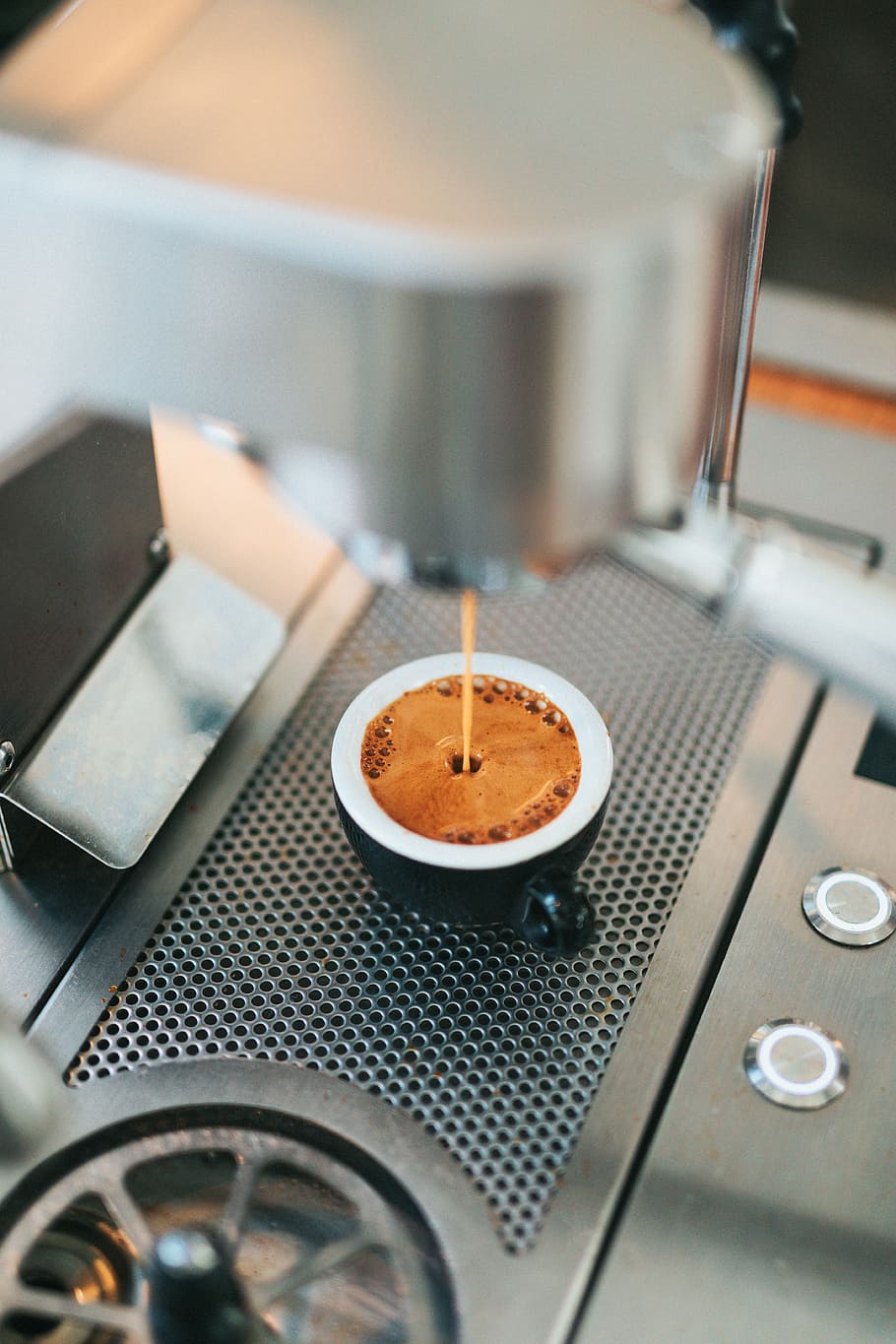black cup with orange liquid, coffeemaker pouring a coffee in teacup HD wallpaper