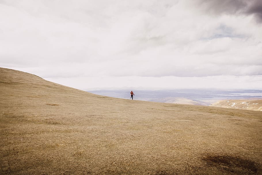 person walking on brown surface during daytime, person on the edge of mountain HD wallpaper