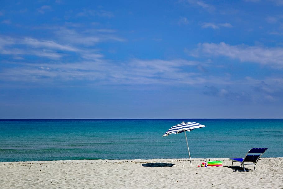 beach photo during daytime, sky, blue sky, clouds, sea, parasol HD wallpaper