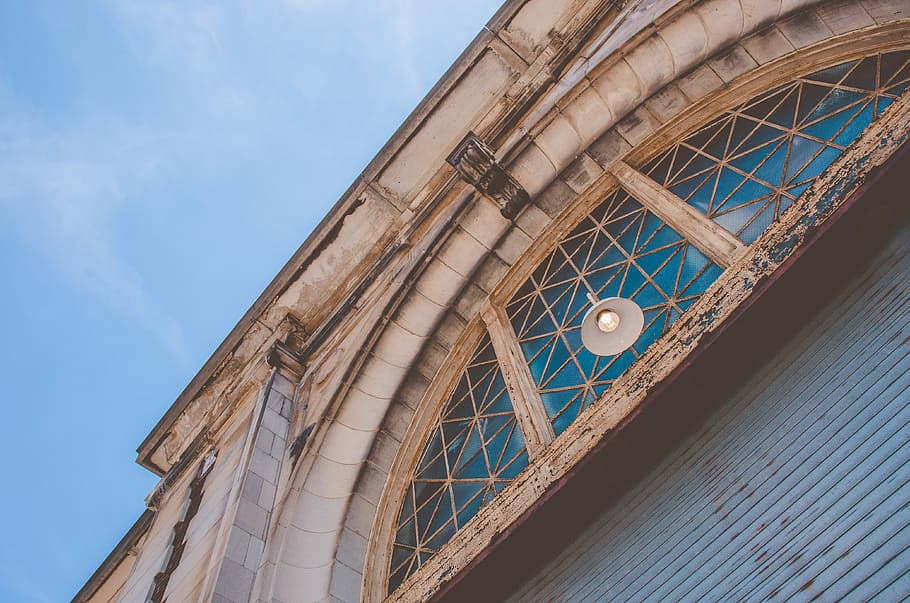 Armory and 33rd Street - Philadelphia, PA, low-angle photography of brown concrete building under clear blue sky HD wallpaper