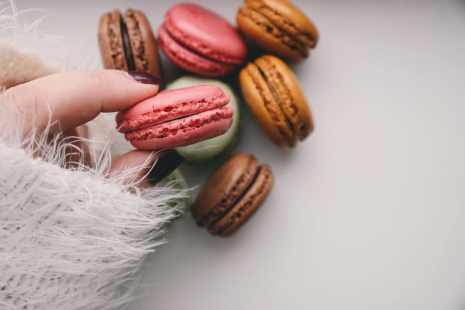 person holding french macarons, pink macaroons, dessert, sweet, HD wallpaper