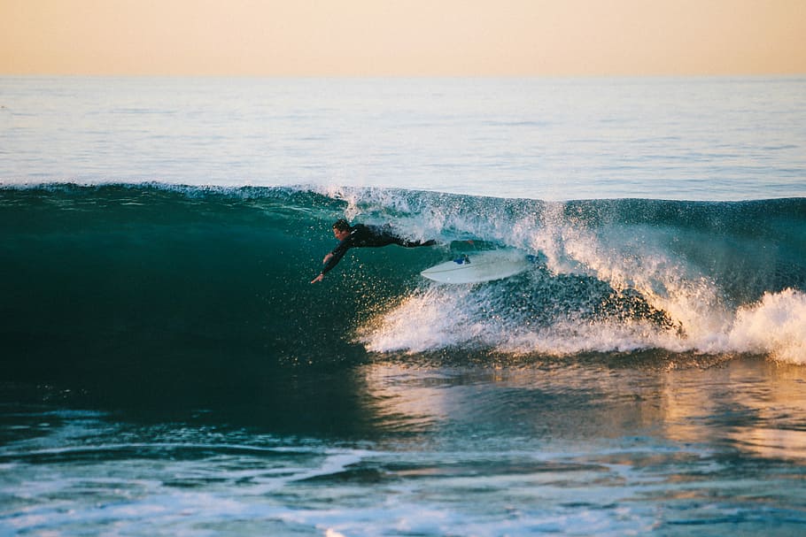 man surfing under wave, man surfing during daytime, surfer, fall HD wallpaper