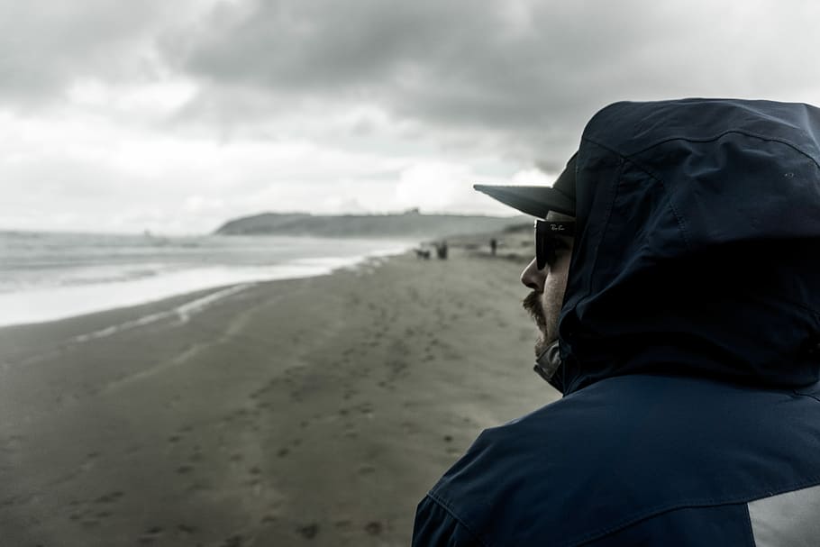 man stand at seashore, man standing on beach, cloudy, ocean, water HD wallpaper