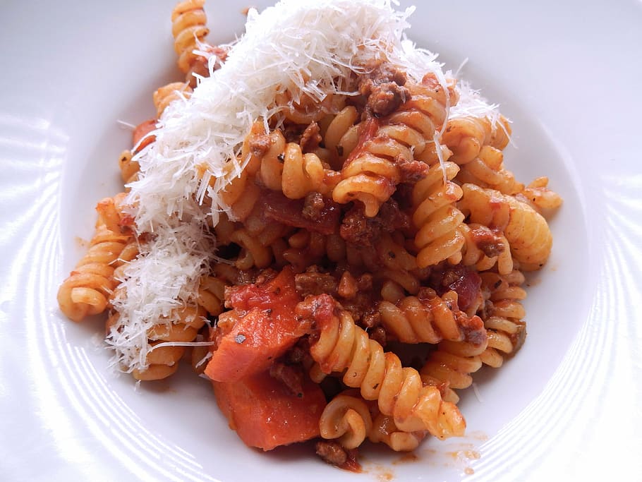 fusilli pasta, ragu, ground beef, cheese, food, onions, spices, HD wallpaper