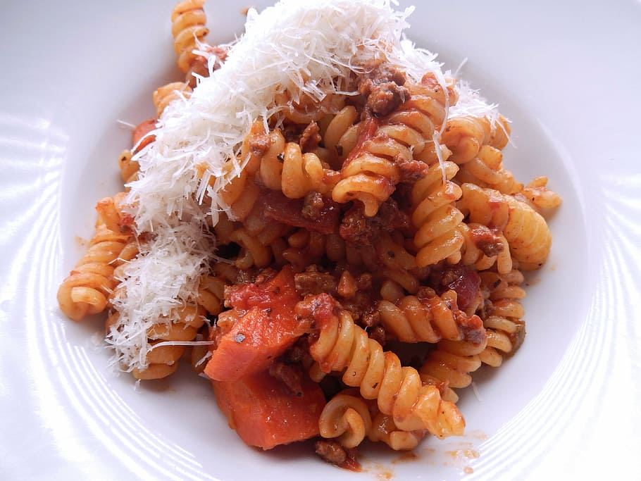 fusilli pasta, ragu, ground beef, cheese, food, onions, spices HD wallpaper