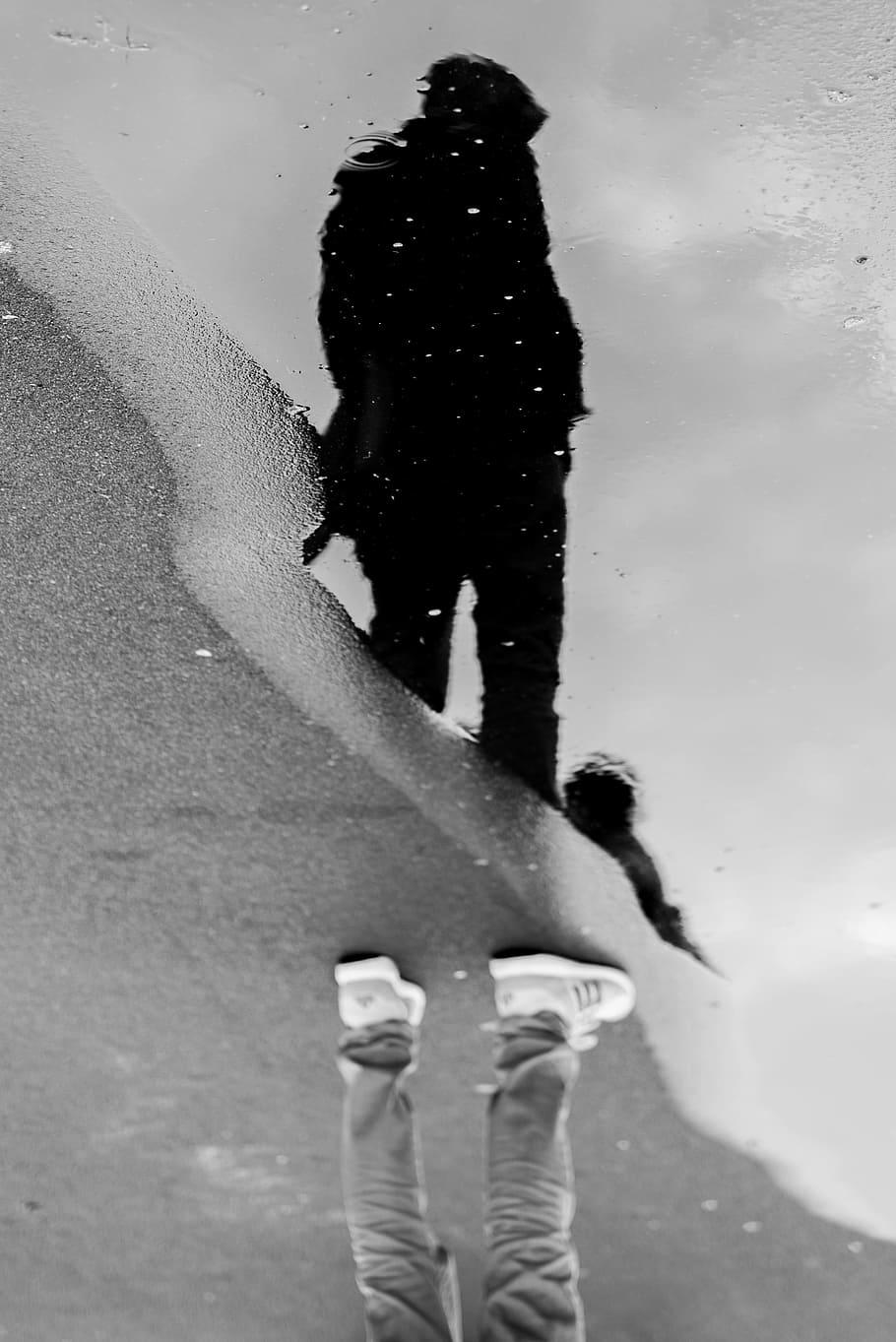 grayscale photo of man standing near water puddle, rain, reflection HD wallpaper