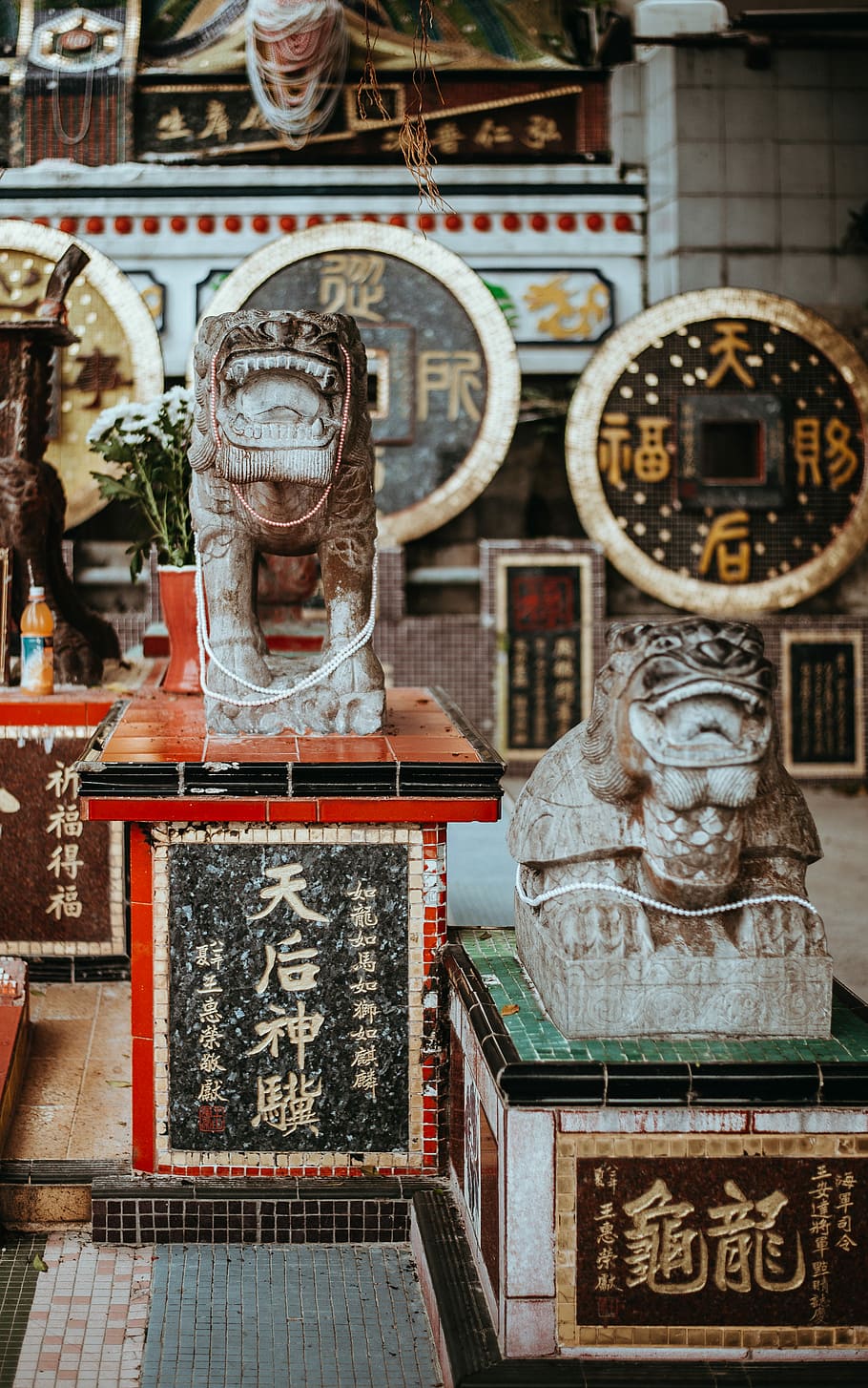 Worship, two brown concrete Chinese animals decors, monument HD wallpaper