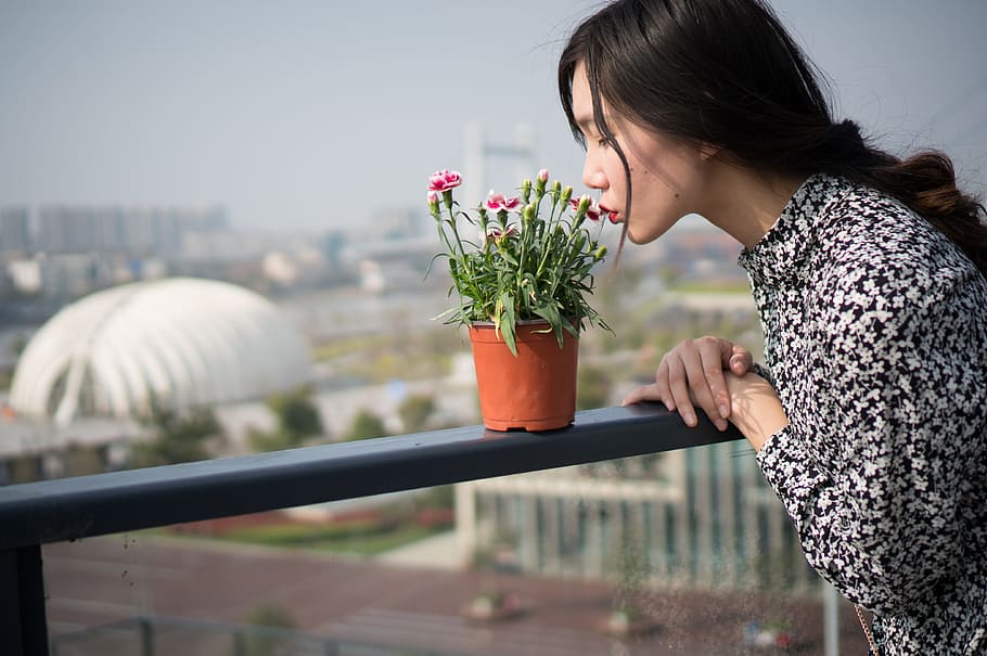 Hd Wallpaper Woman Wearing White And Black Floral Long Sleeved Shirt