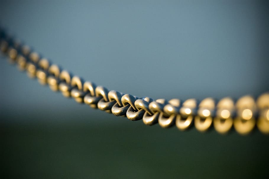 tilt shift photography of gray steel chains, macro shot photo of grey chain HD wallpaper