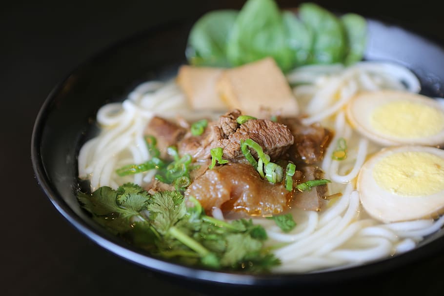macro photography of ramen served in black bowl, ramen, dinner HD wallpaper