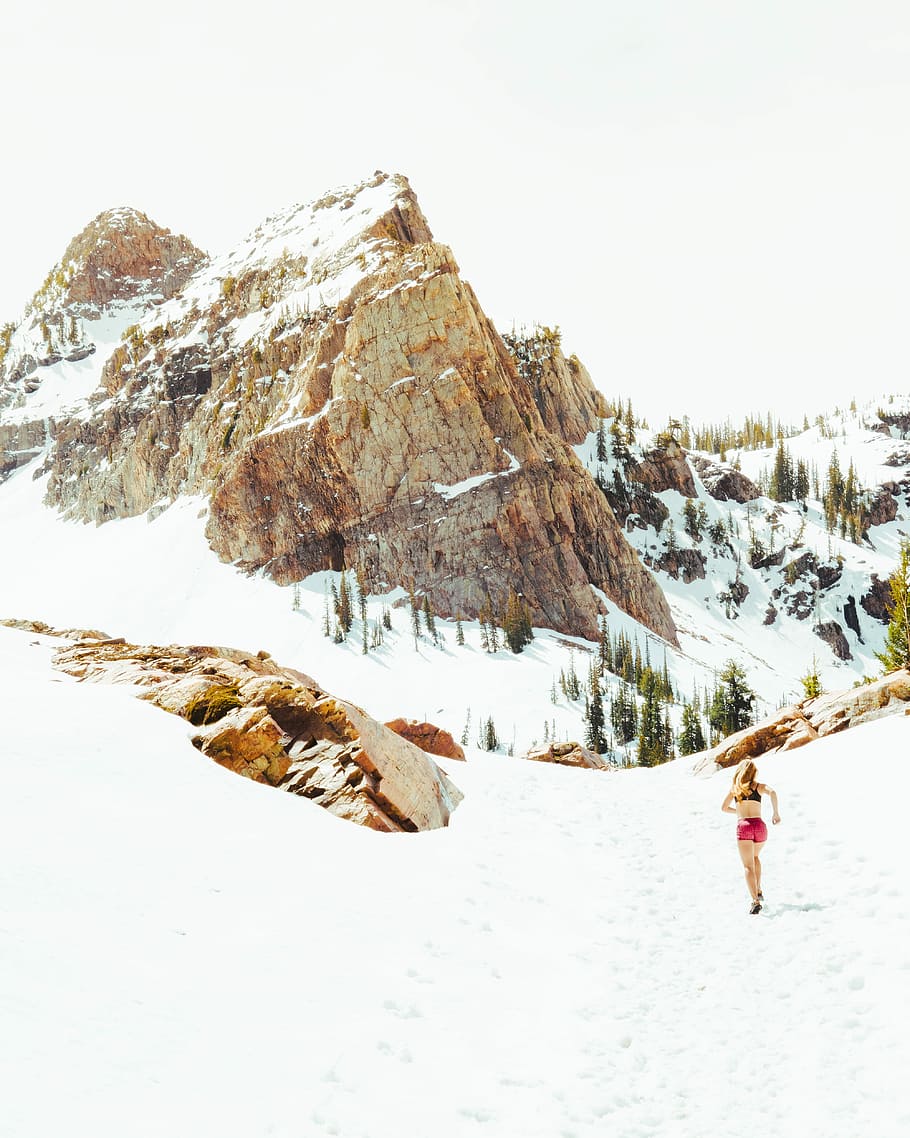 woman in pink shorts running through mountain, woman running towards snow covered mountainm HD wallpaper