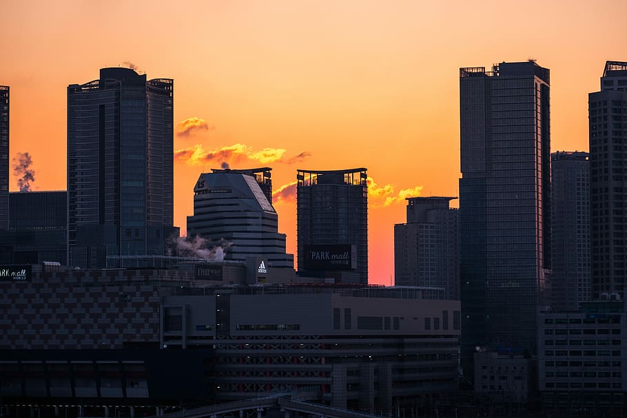 high rise buildings during sundown, sunset over city buildings HD wallpaper