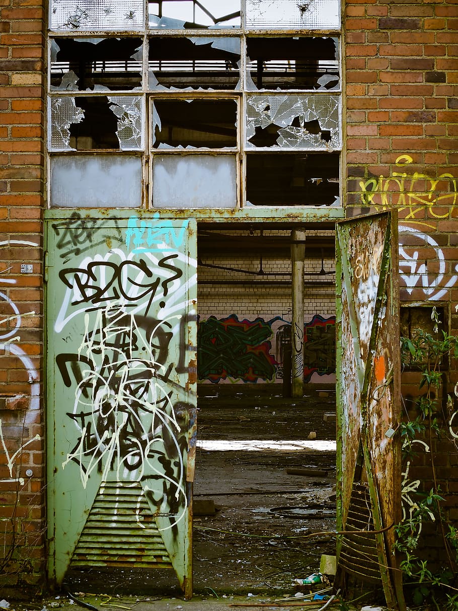 Green Printed Door Building, abandoned, architecture, broken, HD wallpaper