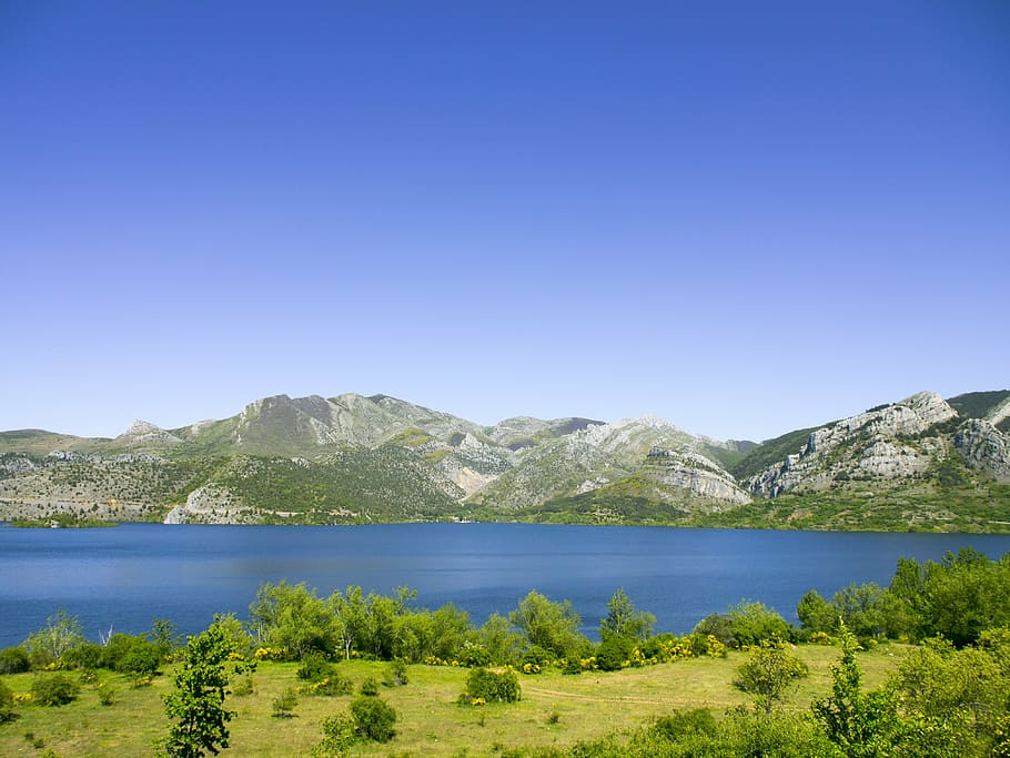 mountain beside body of water, lake, landscape, mountains, nature HD wallpaper