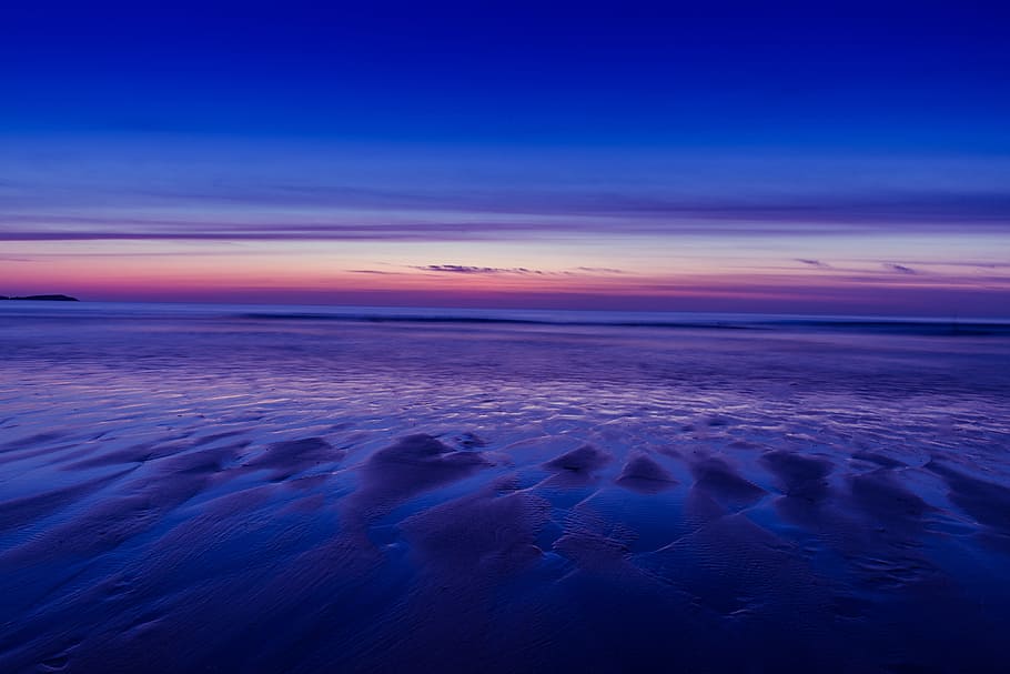 Beach at low-tide during a sunset at Watergate Bay in Cornwall, England HD wallpaper