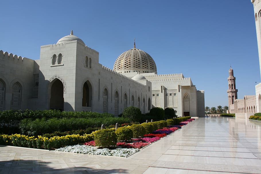 gothic palace with dome under blue sky, oman, grroße mosque HD wallpaper