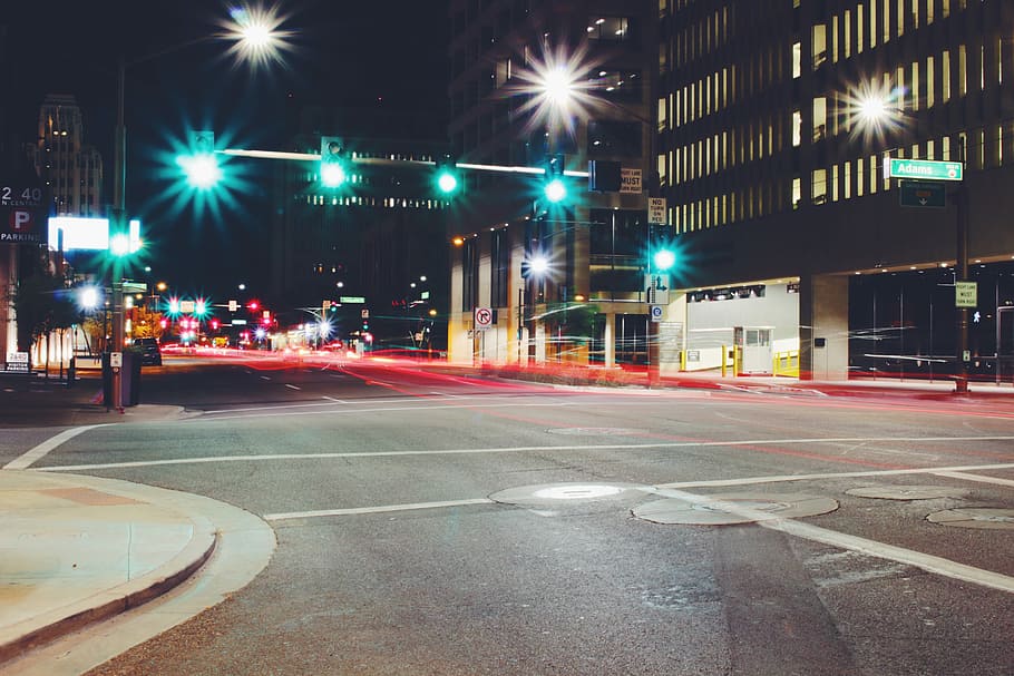high-rise building at nighttime, city street at night, intersection HD wallpaper