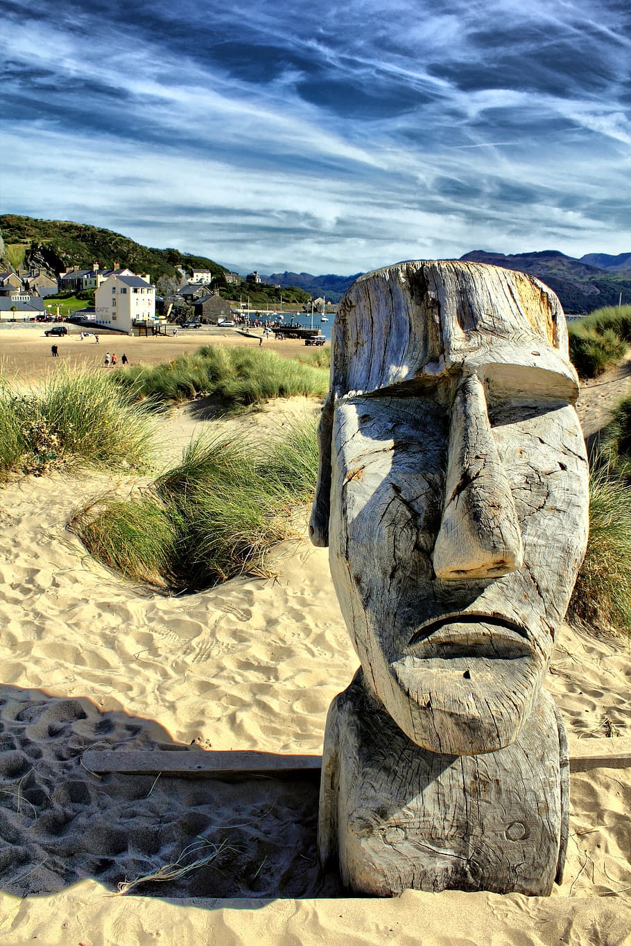 gray wooden human face statue on sand during daytime, moai, sculpture, HD wallpaper