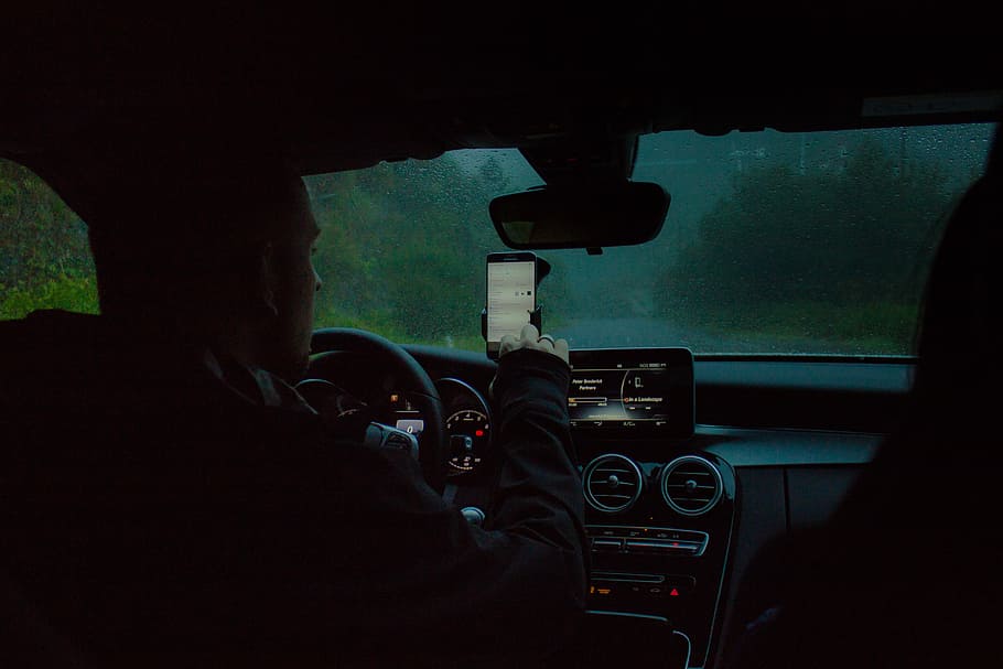 person driving a car using a phone, man driving while using smartphone HD wallpaper