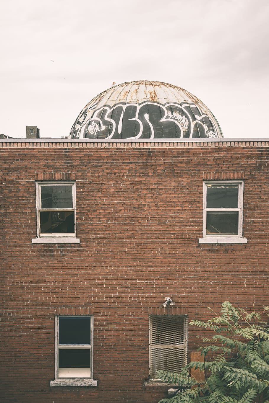 sky, clouds, cloudy, graffiti, architecture, brick wall, bricks HD wallpaper