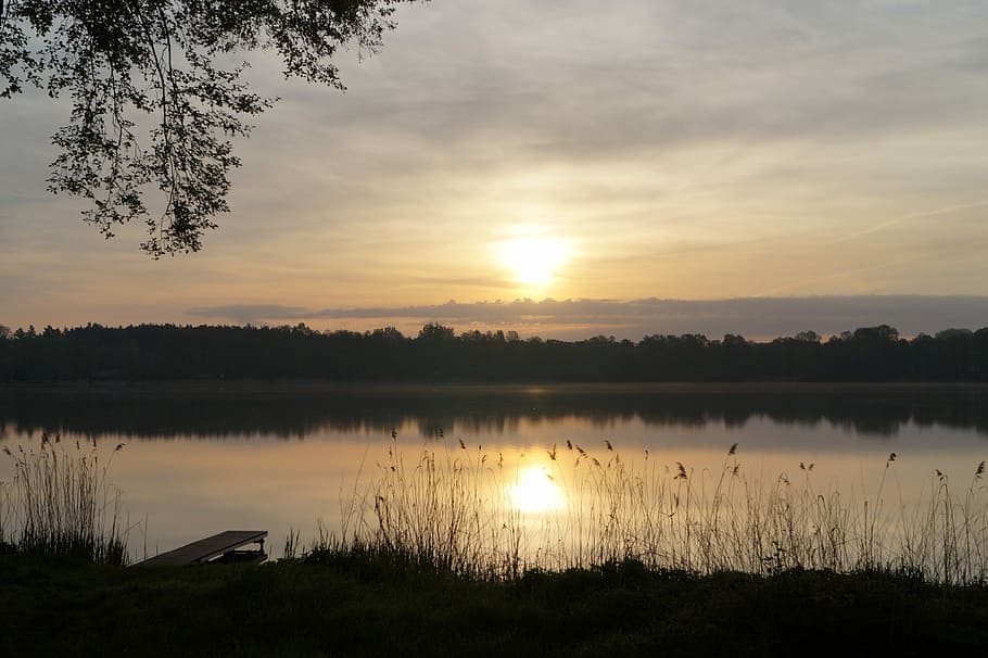 sun, water, sky, sunbeam, nature, clouds, mood, sunrise, light effect HD wallpaper