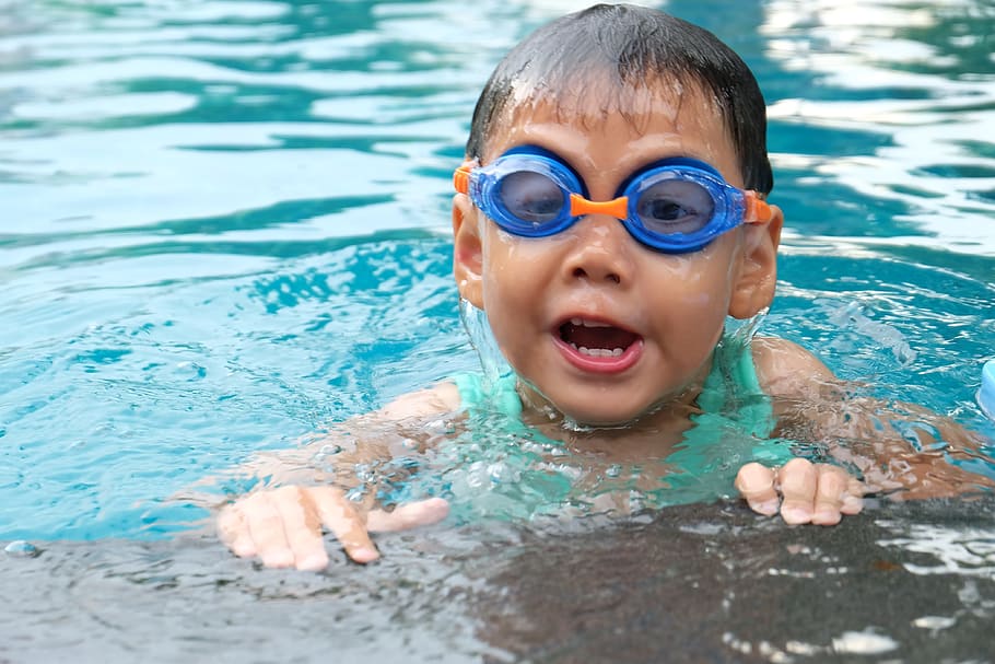person, hands, water, blue, active, blur, child, goggles, innocence HD wallpaper