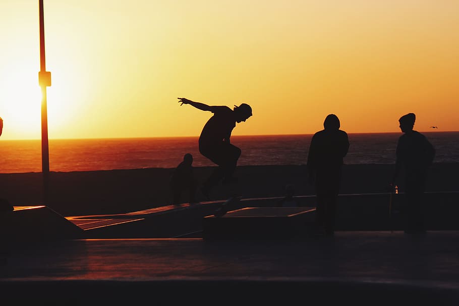 sunset, dusk, sky, summer, skateboarding, skateboarders, people HD wallpaper